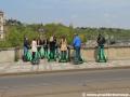 Někteří turisté pojali náhradní dopravu za zelenou linku metra stylově :-)  | 19.4.2014