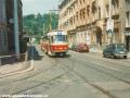 Před výhybkou do smyčky Náměstí Bratří Synků odpočívá souprava vozů T3 ev.č.6389+6388 na záložním vlaku X vozovny Pankrác. | 1.7.1995