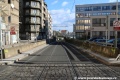 Tramvajová trať mění zákryt z velké žulové dlažby za asfaltový koberec a klesá zahloubenou částí Antonínské ulice ke křižovatce Vltavská.