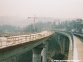 Již v prosinci 2002 se barrandovská část mostní estakády hrdě tyčila podél mostu barrandovské výstupní komunikace. | 21.12.2002