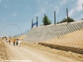 Část úseku mezi mostní estakádou a zastávkou Geologická byla ze všech nejméně stavebně dokončená. | 14.6.2003
