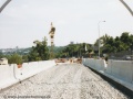Kolejiště na mostní estakádě přes Růžičkovu rokli odděluje od pochozích lávek mohutný betonový obrubník. | 14.6.2003