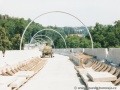 Na části mostní estakády přes Prokopské údolí probíhalo přibetonovávání betonových prefabrikátů zabraňujících zřícení tramvaje z mostu při případném vykolejení. | 14.6.2003