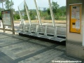 Sedadla pro cestující, informační nástěnka a automat na prodej jízdenek na nástupišti zastávky Hlubočepy do centra | 28.7.2006