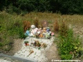 Pomníček tragicky zahynulé dívky u nástupiště zastávky Poliklinika Barrandov z centra | 30.7.2006