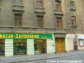Na fasádě domu č.or.23 ve Veletržní ulici zůstala v omítce zachována stopa po uchycení růžice nesoucí před lety trolejové vedení. | 3.9.2006