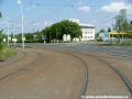 V levém oblouku se tramvajová trať přimyká k vozovce Černokostelecké ulice.