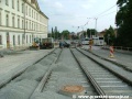 V dolní části Chotkovy ulice již probíhá zádlažba tramvajové tratě. | 24.7.2004