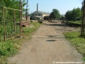 Pod mohutnými vrstvami prachu se v areálu Rustonky stále skrývaly koleje pamatující tramvajový provoz | 6.9.2005