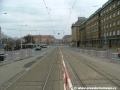 Tramvajová trať klesá v přímém úseku tvořeném velkoplošnými panely BKV k Vítěznému náměstí.