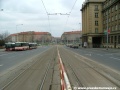 Tramvajová trať klesá v přímém úseku tvořeném velkoplošnými panely BKV k Vítěznému náměstí.