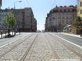 Kolejové splítky obou kolejí v Jičínské ulici mezi Přemyslovskou a Vinohradskou ulicí v pohledu od Olšanského náměstí.