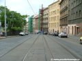 Tramvajová začíná prudce klesat ve středu vozovky k zastávce Krymská