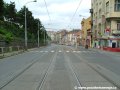 Tramvajová trať se v klesání po překonání levotočivého oblouku napřimuje a přibližuje k prostoru zastávky Krymská