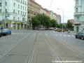 Za zastávkami Vršovické náměstí se tramvajová trať stáčí pravým obloukem