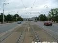Tramvajová trať pokračuje v přímém úseku ve středu vozovky Hlávkova mostu