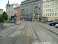 Přímý úsek tramvajové tratě tvořený velkoplošnými panely BKV v prostoru zastávky Těšnov