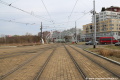 Ve stejně podobě povrchu, jako je proveden povrch ve smyčce Sídliště Barrandov pokračuje tramvajová trať v přímém úseku.