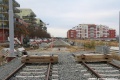 Pohled z konce kusých kolejí nulté etapy u smyčky Sídliště Barrandov na vznikající těleso tramvajové podél Werichovy ulice. | 20.11.2021