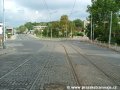 Tramvajová trať se začíná stáčet levým obloukem na Olšanské náměstí