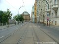 Tramvajová trať pokračuje přímým úsekem ve středu Rašínova nábřeží ve velkoplošných panelech BKV, oddělená od jízdních pruhů pro automobily podélnými prahy