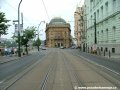 Tramvajová trať na Rašínově nábřeží se před ostrůvkem zastávky Národní divadlo stáčí táhlým levým obloukem