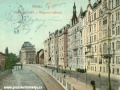 Pohled na tehdejší Riegrovo nábřeží na kolorované pohlednici, odeslané v roce 1915 již nezobrazuje skutečný stav, neboť již 5. let se tímto úsekem proháněla elektrická tramvaj, jejíž koleje, natož troleje, nikde nevidíme... | 1915