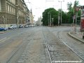 Rozvětvení křižovatky Karlovo náměstí od Lazarské, levý oblouk míří k zastávce Štěpánská, přímý směr pokračuje na Moráň