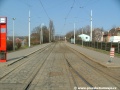 Bezprostředně za křižovatkou Starý Hloubětín tramvajová trať krytá zádlažbou zamíří do prostoru zastávek Starý Hloubětín.