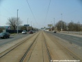 Tramvajové trať společně s vozovkou Kolbenovy ulice překračuje most nad snesenou železniční vlečkou.