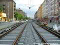 Mezi zastávkami Vápenka a Ohrada probíhá zakrývání tratě zákrytovými panely stejné konstrukce jako v již dříve rekonstruovaném úseku Vápenka - Spojovací. | 13.8.2006