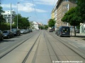 Tramvajová trať tvořená velkoplošnými panely BKV míří v přímém úseku ve středu Korunní ulice k zastávce Orionka.