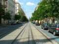 Klesáním pokračuje tramvajové trať v Korunní ulici k zastávkám Šumavská.