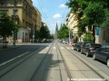 Tramvajové koleje míří ke křižovatce s Budečskou ulicí.