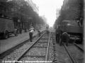 Postupná výměna kolejí v Korunní ulici probíhající za provozu. Všimněte si kolejí uložený tzv.na boso a dlažebních kostek na chodníku vzorně naskládaných na sebe... | 1956