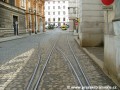 Rozpletení obou traťových kolejí protisměrné kolejové splítky v pohledu k zastávce Malostranské náměstí