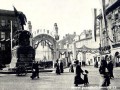 Po odstranění zástavby vznikl u vyústění Karmelitské ulice na Malostranské náměstí tzv. průlom U Klíčů, který byl později opět částečně zastavěn | 1909