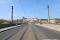 Přímý úsek tramvajové tratě zřízené velkoplošnými panely BKV na Mánesově mostě.