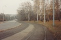 Pohled od Brusnice na Pohořelec na dožívající tramvajovou trať s různě zplátovaným asfaltovým kobercem. Rozdílné odstíny asfaltu dokazují, že v obloucích byly měněny kolejnice a asfalt odstraněn a nahrazen jen v nejnutnějším prostoru. | říjen 1994