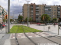 Z konečné zastávky linky T1 Bon Viatge pokračuje dále již jen jednokolejná trať směrem na Sant Marti de l´ Erm, využívaná pouze linkou T2, trať je kryta zdvojeným světelným zařízením, výhybka je opět zcela skryta v trávníku a chodci mají dokonce vyznačen směr, jímž vozy po dané koleji jezdí | 10.-15.7.2008