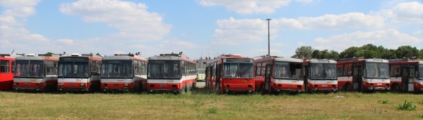 ...na druhém konci vozovny Jurajov dvor vidíme trolejbusy, které svou existenci pod bratislavskými trolejemi skončily. | 25.6.2015