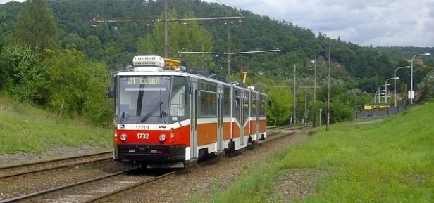 Vůz KT8D5N #1732 odhaluje důvod zkrácení linky 8 - výluková linka x11 dojela od severu společně s linkou x13 jen na Českou. | 30.8.2010