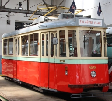 Kavárenská tramvaj #4058 vznikla přestavbou vozu 4MT4 z roku 1954. | 17.5.2015