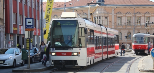 V zastávce Tkalcovská se potkávají vozy RT6N1 ev.č.1803 na lince x9 a K2 ev.č.1122 na lince 2. | 18.5.2015