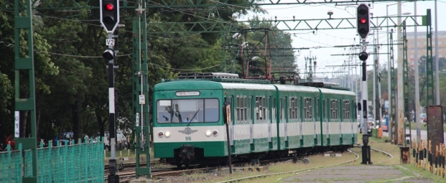 Elektrická jednotka MXA s čelními motorovými vozy ev.č.915+916 vypravený na linku H8 vjíždí do konečné stanice Örs vezér tere u stejnojmenné stanice metra linky M2. | 12.7.2012