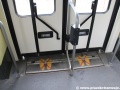 Interiér vozu Duewag TW6000 s vyznačenou částí podlahy, kde není radno zůstávat stát, neboť...| 12.7.2012