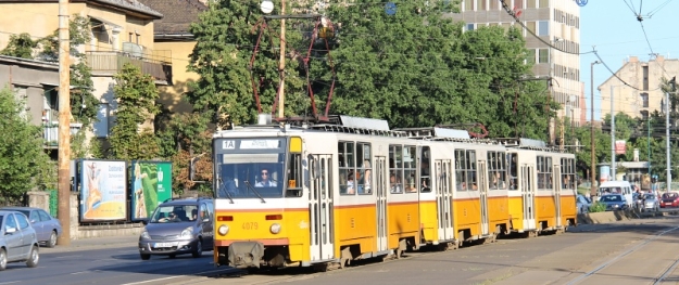 K ostrovnímu nástupišti zastávky Ajtósi Dürer sor přijíždí trojice vozů T5C5 ev.č.4079+4092+4074 vypravená na linku 1A. | 12.7.2012