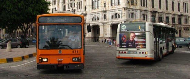 Typičtí představitelé MHD v Cagliari - vysokopodlažní trolejbus a nízkopodlažní autobus. Fotografie byla pořízena před radnicí na Piazza Matteoti. | 26.7.2010