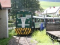 Motorová lokomotiva TU45.001 sune vlak do Vydrovo, skanzen. | 7.8.2010