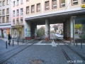 U zastávky Sorgemarkt prochází koleje řadou domů bez jakéhokoliv zabezpečení. Všimněte si slečny na obrázku, jaký má respekt z možné jízdy tramvaje | 17.11.2005